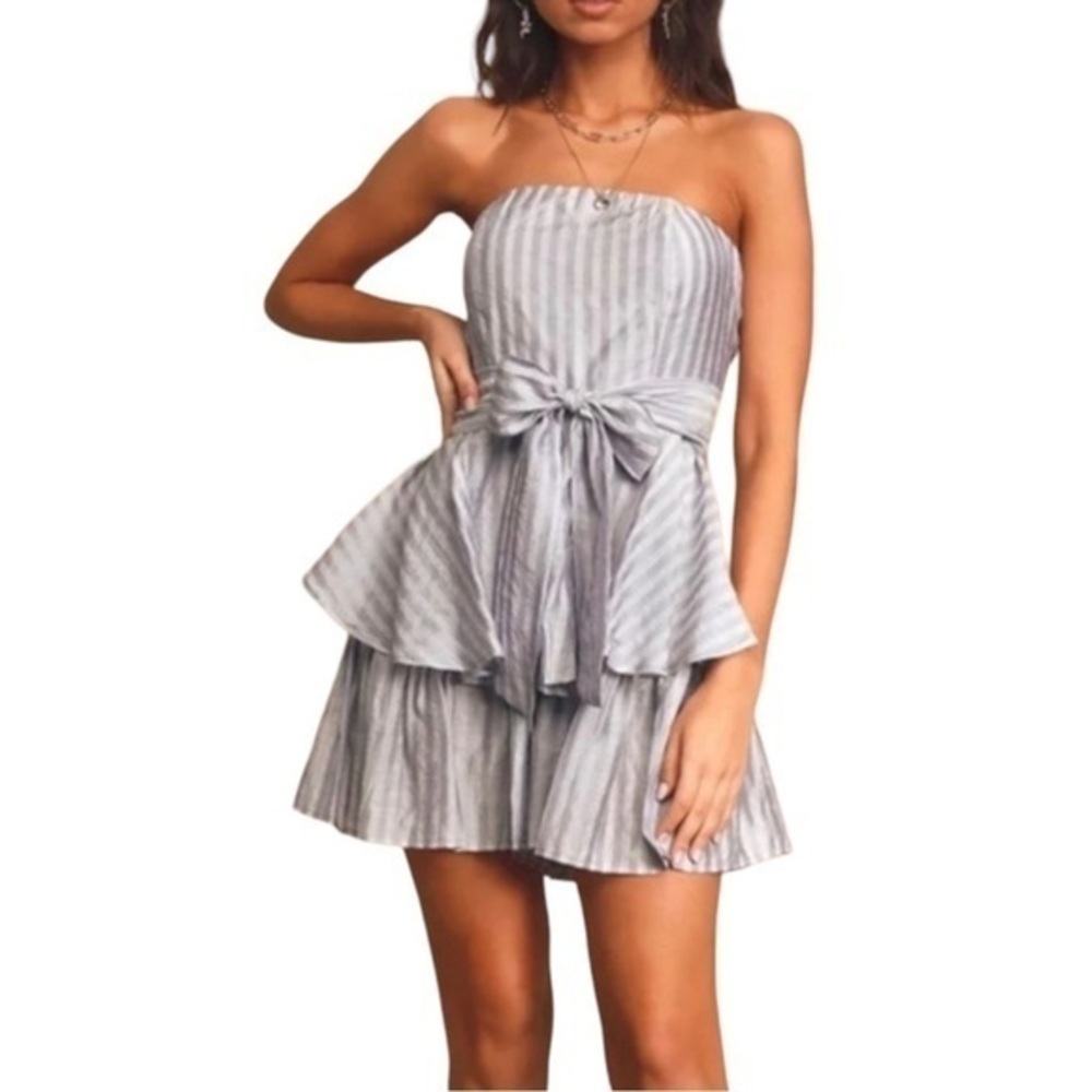 Lulu’s Light Gray Striped Strapless Ruffled Romper w Front Tie - Size Small